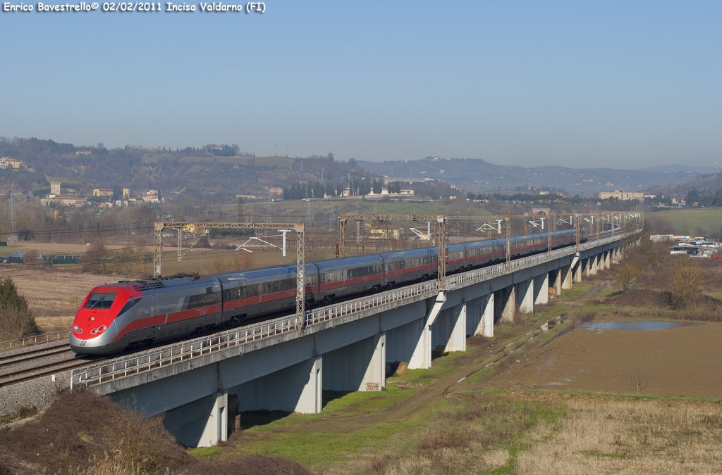 An ETR500 of Trenitalia transit on the High Speed Line  Direttissima  Roma-Firenze, with the Eurostar  Frecciarossa  train n. 9609 from Milano Centrale to Roma Termini, here near of Incisa Valdarno (February 2, 2011).