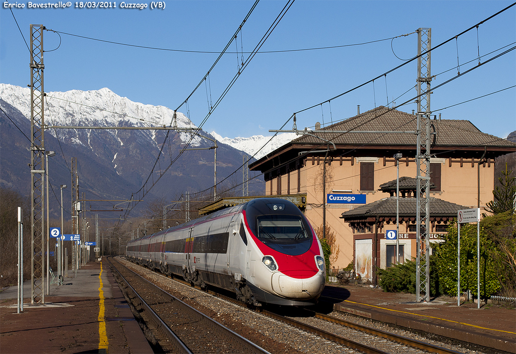 An ETR610 of SBB transit in cuzzago with the Eurocity train n. Geneve-Milano Centrale. (March 18, 2011)