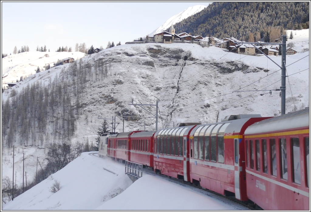 An fast gleicher Stelle oberhalb von Bergn mit Latsch im Hintergrund ein RE mit Ge 4/4 III nach St.Moritz. (10.03.2009)