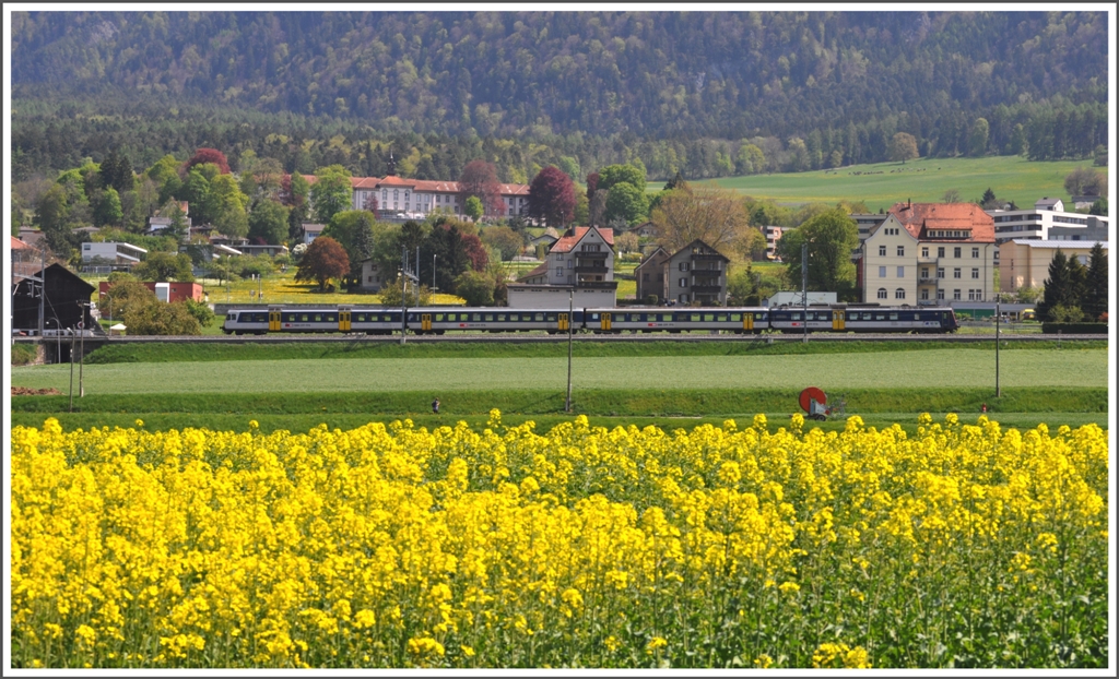 An gleicher Stelle wie die RhB, nur ein Gleis weiter hinten, verkehrt auch der NPZ als R7846 nach Ziegelbrcke. (20.04.2011)