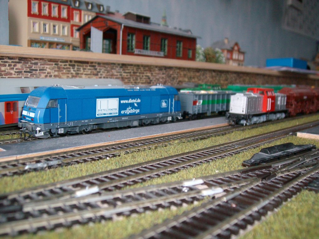 An Gleis 5 steht die BR 253 014-9 der PRESS mit den Schrottzug (8 4achser Hochbordwagen).Deneben am Gleis 4 steht der Getreidezug mit Schiebelok V 100 050 (Bild)und Zuglok BR 203 von rt&l.