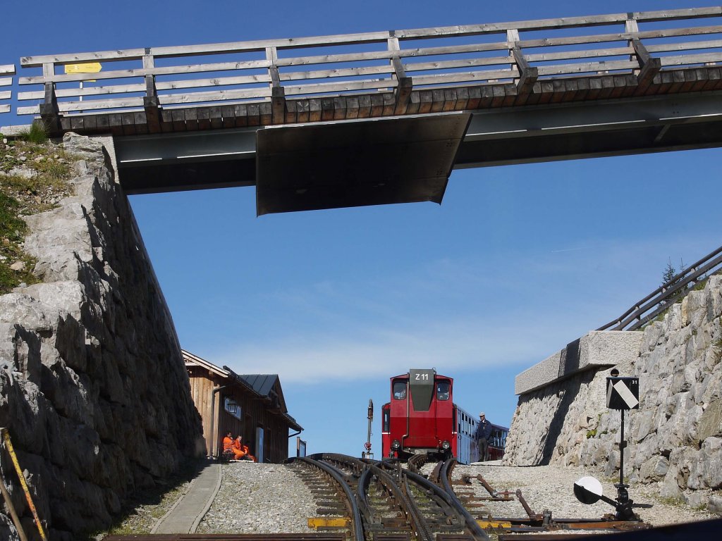 An der Haltestelle und Ausweiche Schafbergalpe (1.363m) wartet bereits der talwrts fahrende Gegenzug der Schafbergbahn mit der Lok Z 11; 12.10.2012
