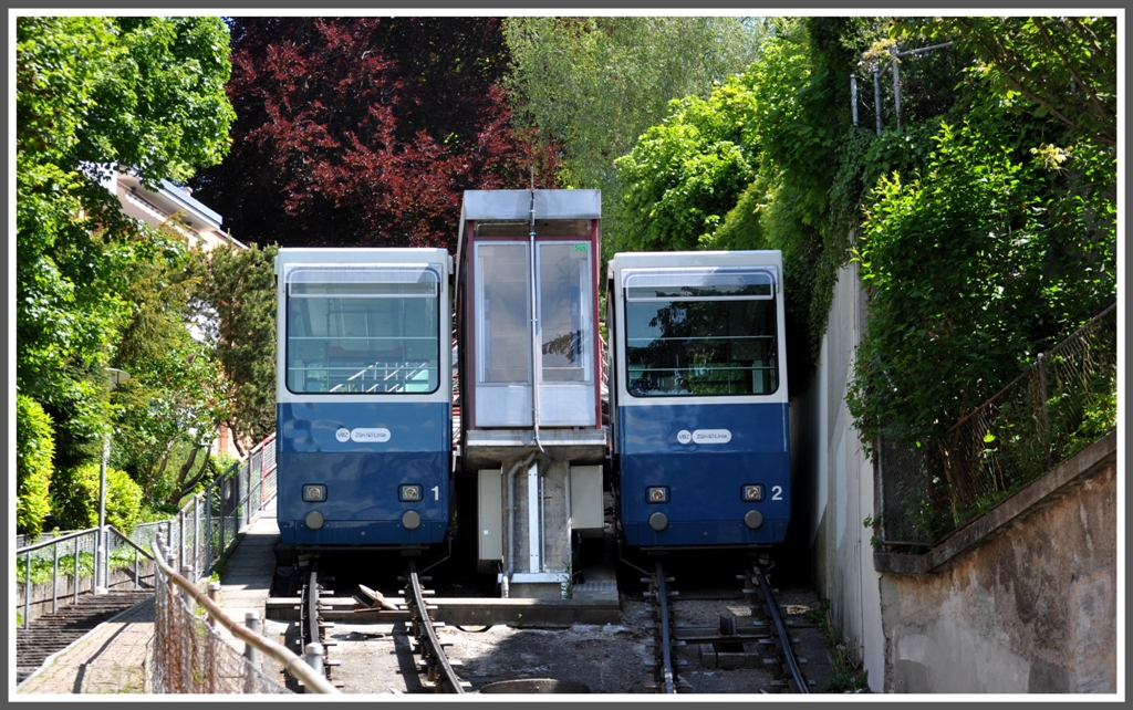 An der Haltestelle Goldauerstrasse treffen die Wagen 1 und 2 der Rigiblick Standseilbahn aufeinander. (21.05.2012)