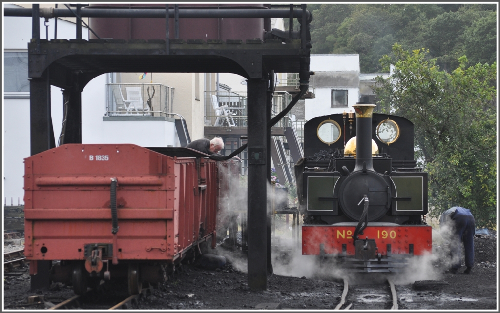 An der Harbour Station in Porthmadog muss Lok 190 innerhalb von 25 Minuten mit frischem Wasser und Kohle versorgt werden, bevor es wieder zurck nach Blaenau Ffestiniog geht. Wie die Beyer Garrett Loks der Welsh Highland Railway stammen auch diese Gterwagen aus Sdafrika. (04.09.2012)