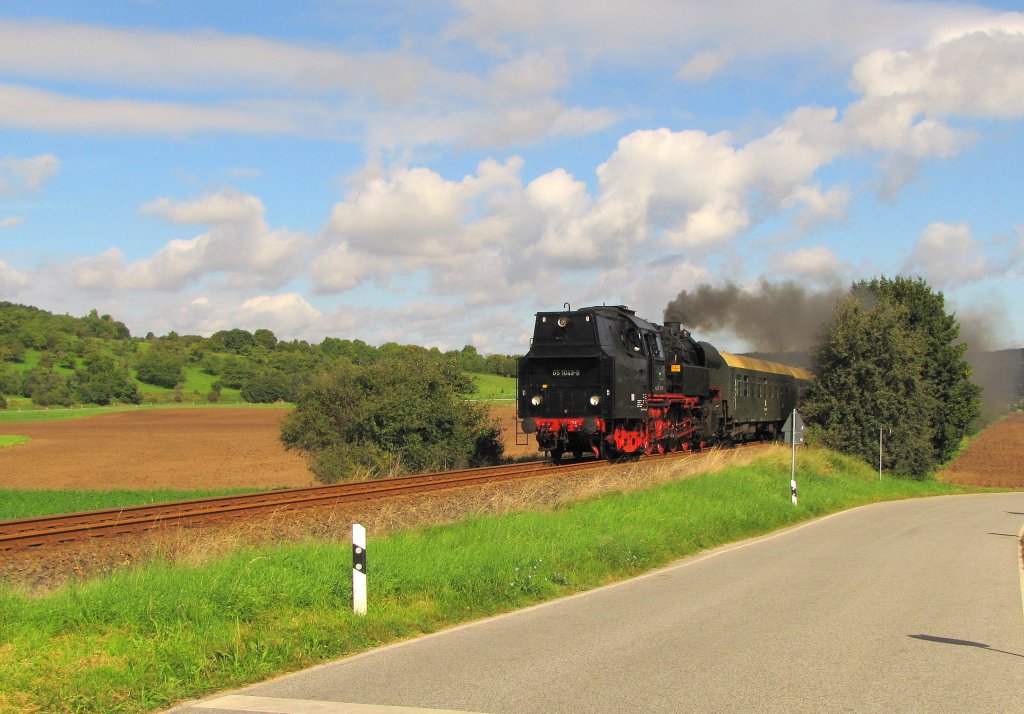 An ihrem letzten Fahrtag brachte die SEM 65 1049-9 einen Sonderzug aus Chemnitz zum Freyburger Winzerfest. Hier ist sie mit dem DLr 24886 von Freyburg nach Naumburg Hbf zur Abstellung bei Kleinjena zu sehen; 10.09.2011