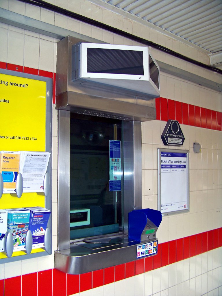 An jeder Underground-Station gibt es Fahrkartenverkauf, an den meisten sogar Schalter (an U-Bahn-Stationen!), was in Deutschland undenkbar ist. Gesehen in der Newbury Park Station, 18.3.010. (Keine Angst, der Schalter war zur Aufnahmezeit unbesetzt, niemand wurde geblendet!)