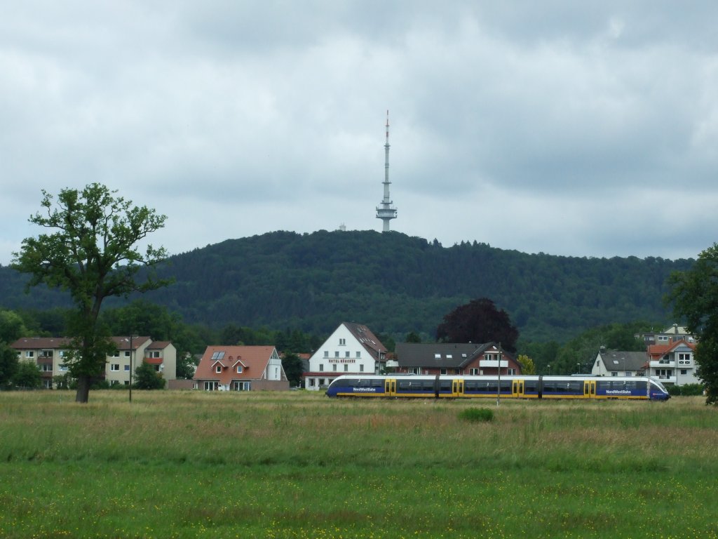 An der KBS 402 (Brackwede-Osnabrck) fhrt die NWB 75576 Rtg. Bielefeld ihrem nchsten Halt, Quelle-Kupferheide, entgegen. Im Hintergrund ist der Fernmeldeturm  Hnenburg  zu sehen.
Quelle, der 28.6.2012