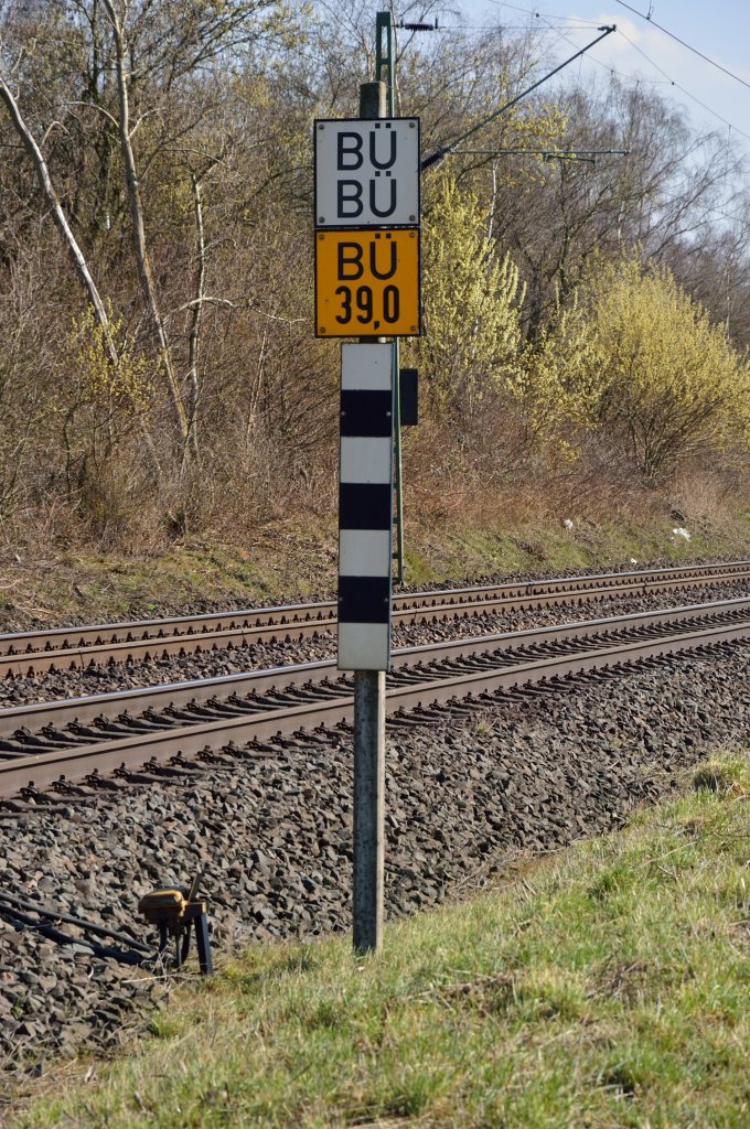 An der Kbs 495 von Osterath kommend erfreut dieses sch�ne B�-Schild die Tf's mit der Ank�ndigung des n�chsten Bahn�bergangs am ADAC-Gel�ndes in Kaarst. 7.4.2013
