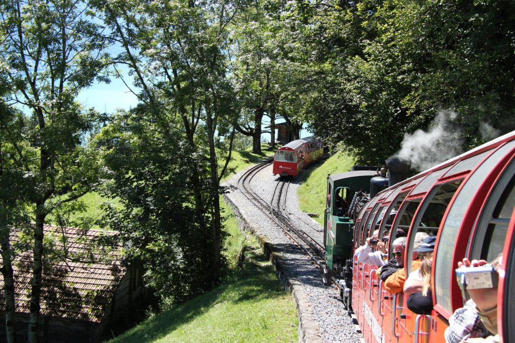 An der Kreuzungsstelle Gldried(1019 m..M.)wartet schon ein bergwrts fahrender Zug auf den talwrts fahrenden Zug.27.08.12