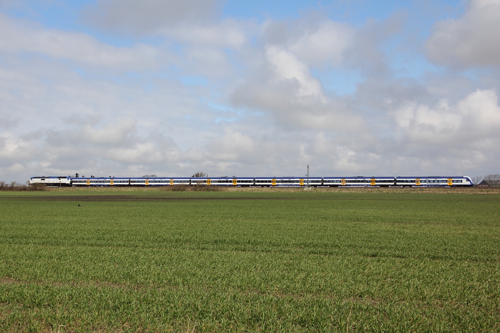 An der Kreuzungsstelle zwischen Niebll und Klanxbll entstand dieses Bild der NOB Richtung Westerland/Sylt. Bespannt war der Zug mit DE 2700-10 (251 010). Aufgenommen am 13.04.2012.