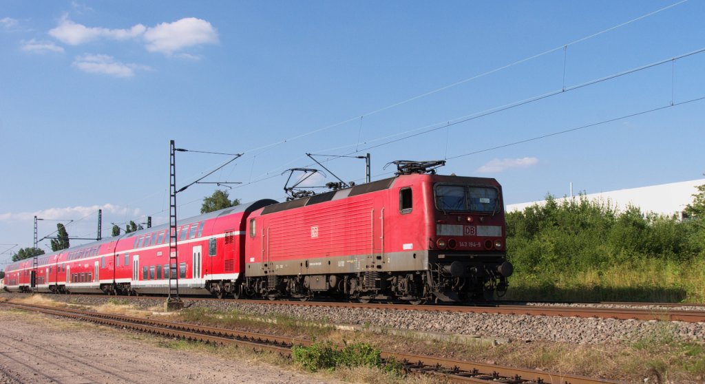 An Mosel und Saar fhle ich mich wohl, gerade wenn ich bedenke dass viele meiner Kolleginnen und Freundinnen schon verschrottet worden sind.
1986 wurde ich als 243 194-8 bei der Deutschen Reichsbahn auf die Gleise gestellt. Meine Fabriknummer bei LEW war die 18943.
Nach der Wende wurde ich in 143 194-9 umbenannt.

So ihr Lieben, ich wrde euch noch gerne mehr erzhlen aber ich bin etwas spt dran und ich mchte mit meinen Regionalexpress aus Koblenz nach Saarbrcken nicht all zu sehr ber der Planzeit in Saarbrcken ankommen.

19.07.2013 - KBS 685 beim Kraftwerk Ensdorf/Saar -Bahnstrecke 3230 Saarbrcken - Karthaus