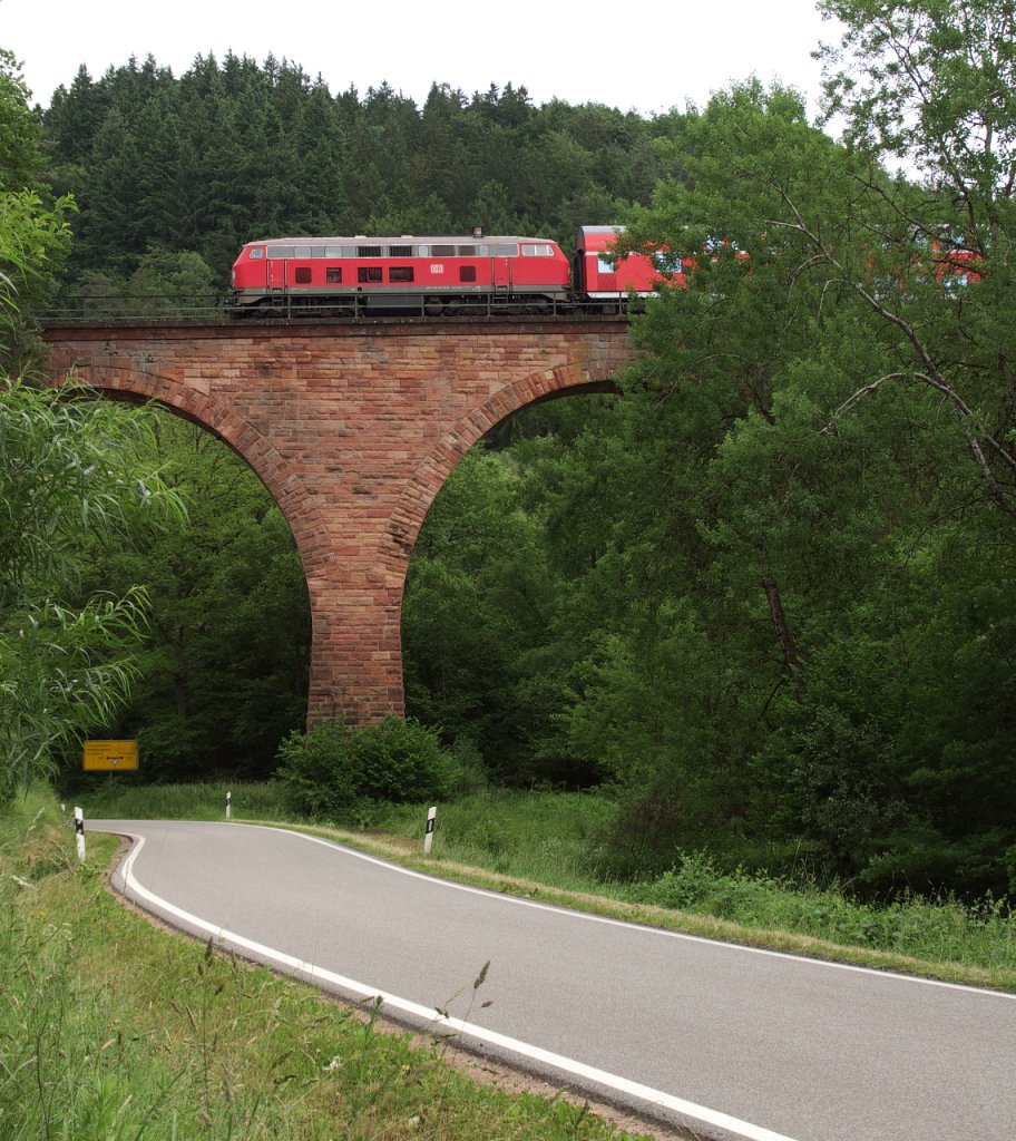 An  normalen  Tagen sieht man hier auf dem Petersbachviadukt nur Triebwagen der Baureihe 642 oder 643. Am Wochenende 21. - 23.06.2013 waren aber nur Wendezge mit der Baureihe 218 zu sehen. Die Stichbahn Pirmasens Nord - Pirmasens Hauptbahnhof mute wegen des Rheinland-Pfalz Tages eine erhhte Fahrgastzahl verkraften.
Viele der rund 250 000 Besucher kamen mit der Bahn aus der Pfalz aber auch aus dem Saarland.
22.06.2013 Bahnstrecke 3310 Pirmasens Nord (Biebermhle) - Pirmasens Hauptbahnhof