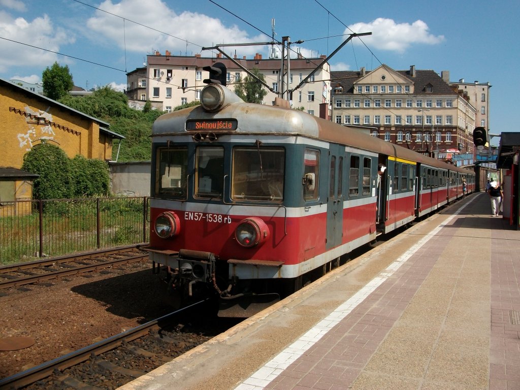 An die Ostseek�ste fuhr dieser EN57-1538 am 31.Juli 2010 von Szczecin Glowny.
