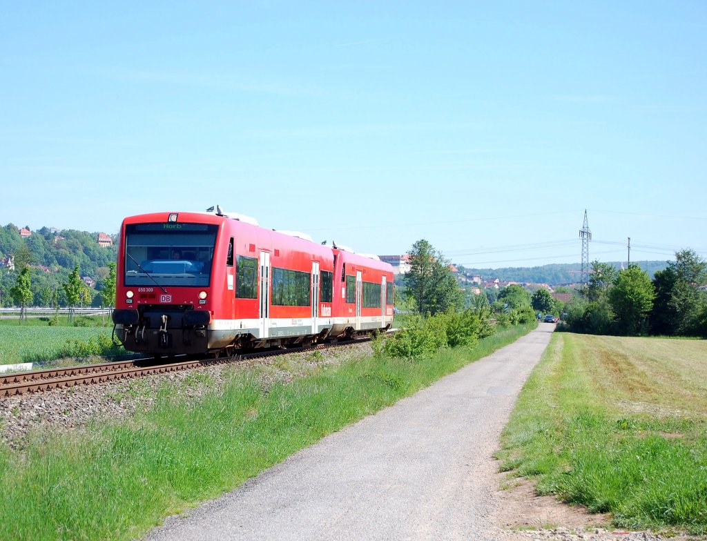 An Pfingsten ging es wegen den mit 218 bespannten Umleiterzgen nach Singen nach Tbingen. Dort war ich ziemlich zeitig angelangt, sodass auch noch Normalverkehr in Form von 650 309 zusammen mit einem Schwesterfahrzeug auf der Fahrt nach Horb aufgenommen werden konnte. Als Aufnahmedatum kann der Pfingstmontag des Jahres 2010 genannt werden; der Aufnahmeort ist Tbingen-Weilheim.