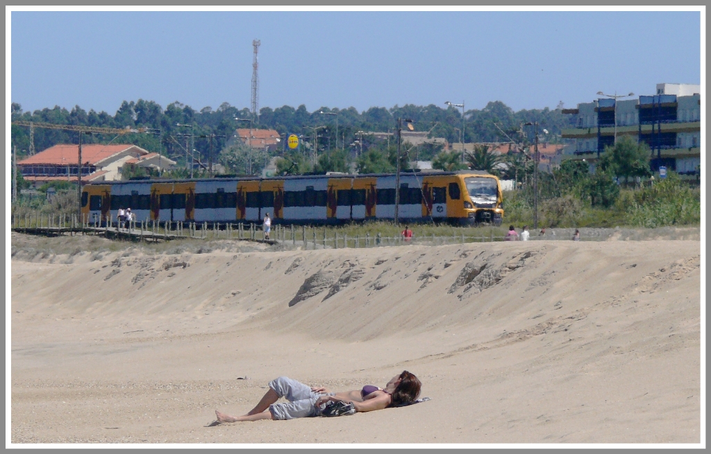 An der Praia do Espinho ist im Moment noch nicht viel Betrieb. Ein S-Bahnzug der BR3400 ist zwischen Granja und Espinho unterwegs. (15.05.2011)