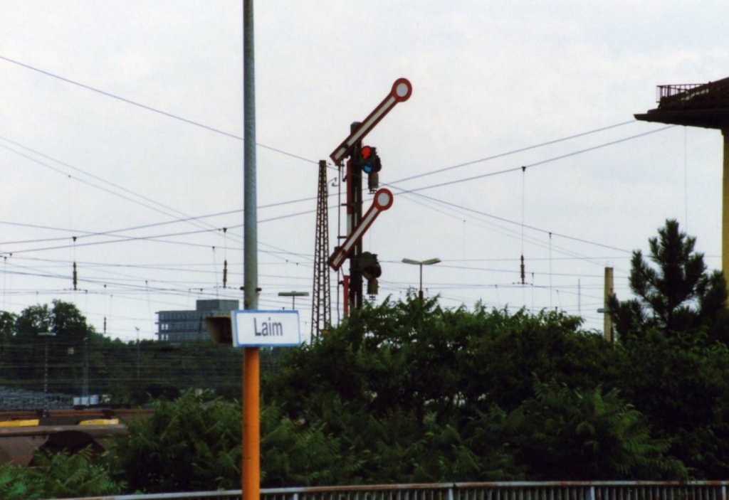 An der S-Bahnstation Laim. Das Formsignal steht auf dem Gelnde des Rangierbahnhofs Mnchen-Laim 1991