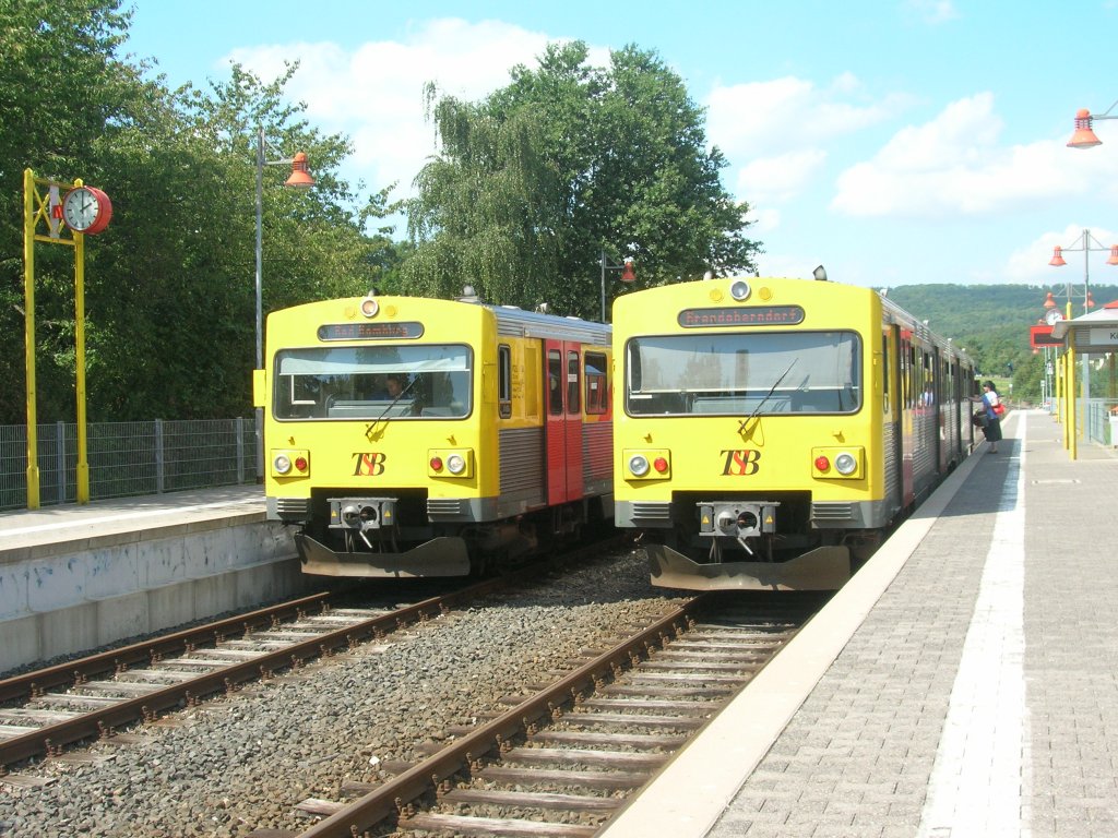 An Samstagen, Sonn- und Feiertagen findet immer zur vollen Stunde im Bahnhof Kppern eine Zugkreuzung statt, dabei tragen die Zge in den allermeisten Fllen die Fahrtziele Bad Homburg und Brandoberndorf. Hier ein Bild, welches am 21. August kurz nach 14:00 Uhr aufgenommen wurde. 