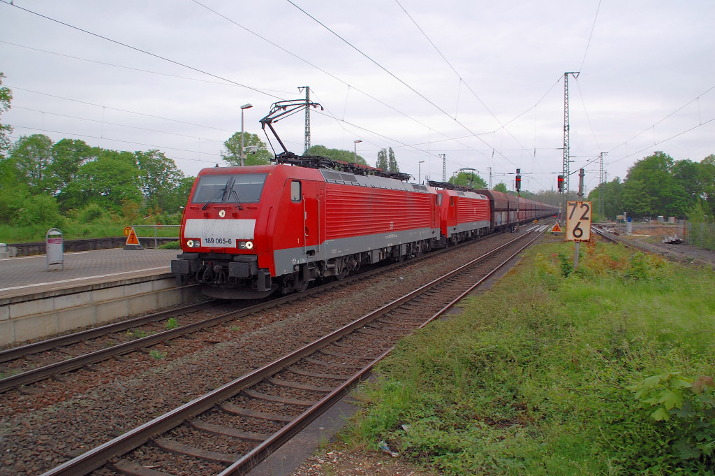 An der Spitze dieses Faalswagenzuges ist die 189 065-6 zu sehen wie sie mit einer Schwesterlok durch den Bahnhof Viersen f�hrt. Samstag 5.5.2012
