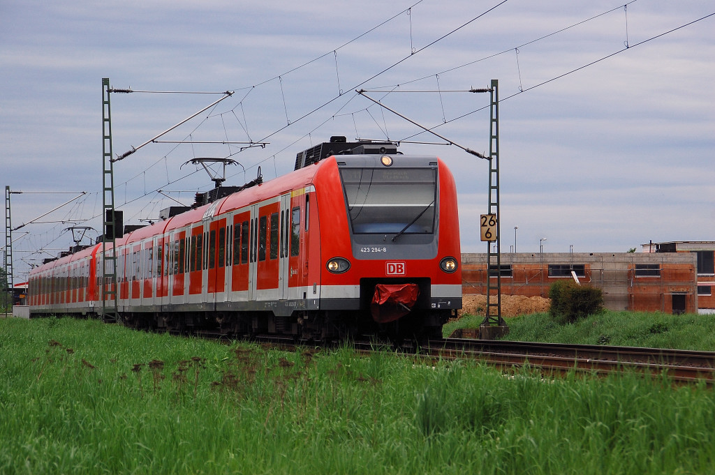 An der Spitze eines S11 Zuges ist der 423 294-8 am Donnerstag den 10 Mai 2012 in Richtung Bergisch Gladbach fahrend bei Allerheiligen zu sehen.......