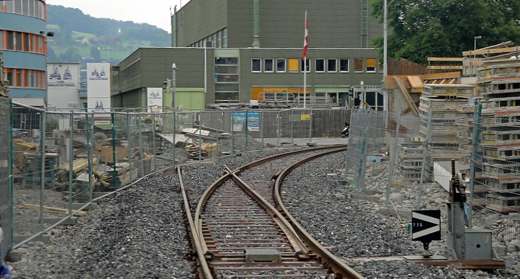 An der Stelle des ehemaligen Gterbahnhofs Luzern ist seit fast einem Jahr schon eine grosse Baustelle. Das Gleis, welches mittendurch fhrt war fr die Bauplne ein grosses Hindernis und htte rausgerissen werden sollen. Der SBB Cargo-Kunde  Seekag  und der  Seekag -Kunde SBB wehrten sich aber dafr, dass das (im Bild) rechte Gleis weiterhin bestehen soll. Nun wurde beschlossen, dass das Gleis zur SGV (Schifffahrtgesellschaft Vierwaldstttersee)-Werft ebenfalls weiterhin vorhanden sein soll. Die Weiche wurde darum nach 9 Monaten wieder  eingepflanzt . (Foto von Bahnbergang aus gemacht, 29.05.10)