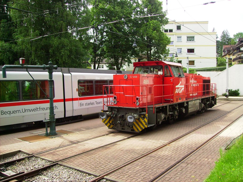An dieser Stelle sollte heute (24.06.2012) eigentlich 58 311 der UEF stehen und Wasserfassen, jedoch war sie nochnicht fertig und es kam AVG 469 zu Hilfe. Hier steht sie vor dem fr sie unbrauchbaren Wasserkran im Bahnhof Bad Herrenalb.
Der Wasserkran stammt aus dem badischen Gernsbach, die DB wollte ihn damals loswerden und die AVG kaufte ihn um ihn hier aufzustellen, damals trumte sich niemand, dass die AVG mit ihren Stadtbahnen jemals ins Murgtal fahren wrde.