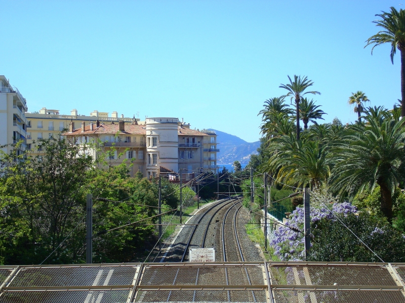 An dieser Stelle, westlich vom Bahnhof Cannes, kommt die Tunnelstrecke wieder ans Tageslicht. Nach einer langgezogenen Kurve verlaufen die Gleise dann fast direkt am Mittelmeer entlang. 7.4.2008