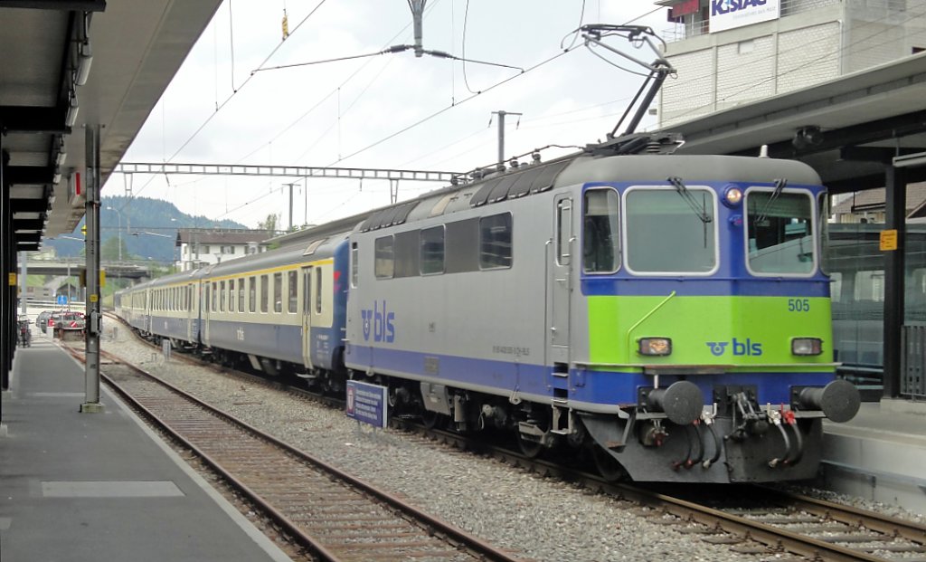 An Stellte eines EWIII Pendels, steht am 11.06.10 dieser Oldtimer mit der Re 420 505-0 im RE-Dienst Bern-Luzern. (aufgenommen in Schpfheim)