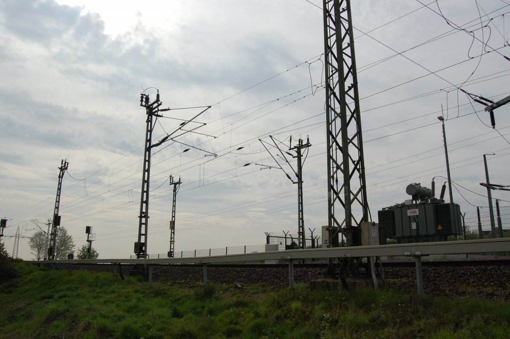 An Strecke Aachen-Mnchengladbach befindet sich in Wickrath-Hahn dieses Umspanwerk der DB, das die Oberleitung von hieraus mit Strom versorgt.