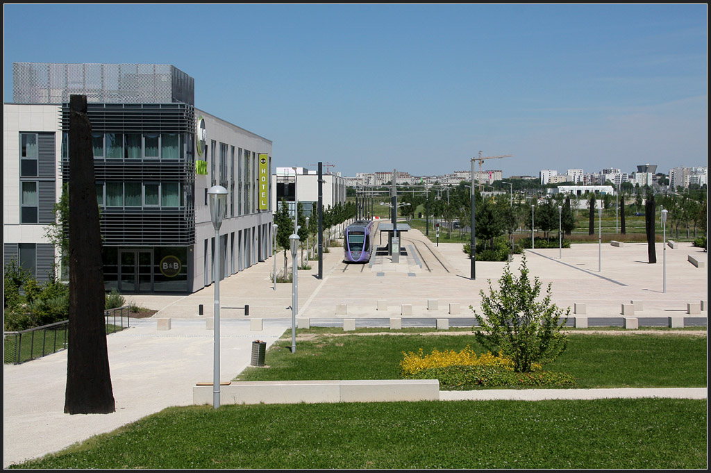 An der TGV-Strecke - 

Der südliche Endpunkt der Linie B befindet sich am  Gare Champagne TGV  in der Kommune Bezannes. Der Bahnhof liegt direkt an der südlich an Reims vorbeiführenden Schnellstrecke Paris - Straßburg. Von der Endhaltestelle der Tramway muss eine schiefe Ebene zum Bahnhofsgebäude erklommen werden. In den zwei Tagen unseres Besuches in Reims haben wir das ganze Straßenbahnnetz abgelaufen und fotografiert. Die interessantesten Bilder werden wir hier so nach und nach zeigen. Das System wurde am 18.04.2011 eröffnet und ist 11,2 km lang mit 23 Haltestellen. 

24.07.2012 (M)