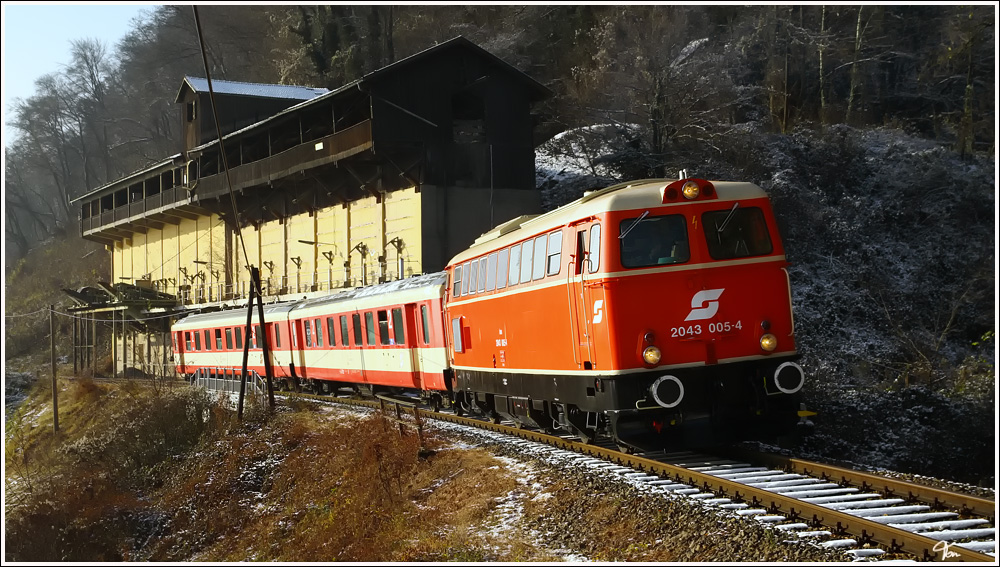 An der Verladerampe in Loja vorbei, f�hrt 2043 005 f�hrt SDZ 14367 von Linz nach Spitz.Es war die Abschiedfahrt auf der Donauuferbahn. 
27.11.2010 
