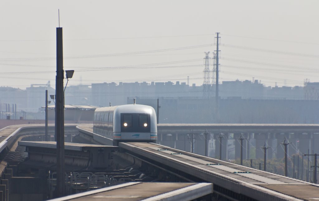 An den Weichen kurz vor der Bahnhofseinfahrt Lngyng-Road: Der Shanghai Maglev Train (SMT) (06.04.2012) 