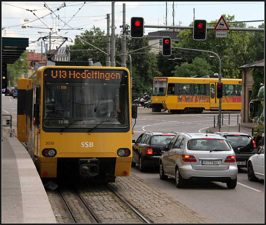 An der Wilhelma - 

Seit gestern, 13.September, fahren die Bahnen der U13 an der Rosensteinbrücke wieder direkt nach Bad Cannstatt. Die Hochbahnsteige an der Haltestelle Wilhelmsplatz sind allerdings noch nicht ganz fertig. Hier noch eine Aufnahme mit den über Wilhelma umgeleiteten Zügen. 

30.07.2010 (M)