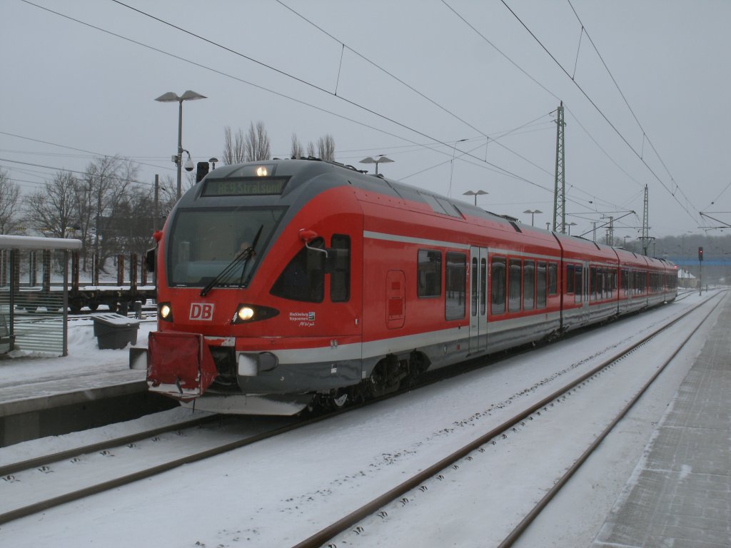 An Wochenenden gibt es seitdem Fahrplanwechsel keine durchgehende RE-Verbindungen von Stralsund nach Binz(und umgekehrt)mehr.Alle Zge die sonst von Stralsund nach Binz fuhren,fahren am Wochenende nur von und bis Bergen/Rgen.Wer trotzdem am Wochenende nach Binz will mu in Lietzow umsteigen.Hier stand 429 026,am 09.Dezember 2012,als RE 13024 Bergen/Rgen-Stralsund in Bergen/Rgen.