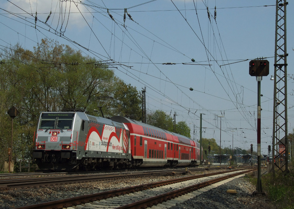 An Wochenenden kommen die Stuttgarter 146 bis nach Donauwrth. Unter anderem auch die 146 227 mit Werbung fr Stuttgart 21. Mal sehen wie lange sie noch so fahren mu?! Gnzburg 17.04.2011.