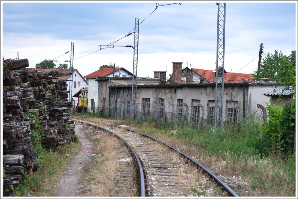 An der Zufahrt zum Lokdepot Bihać hngt sogar noch die Fahrleitung, die auf der Strecke schon vielerorts entfernt wurde. (28.06.2013)