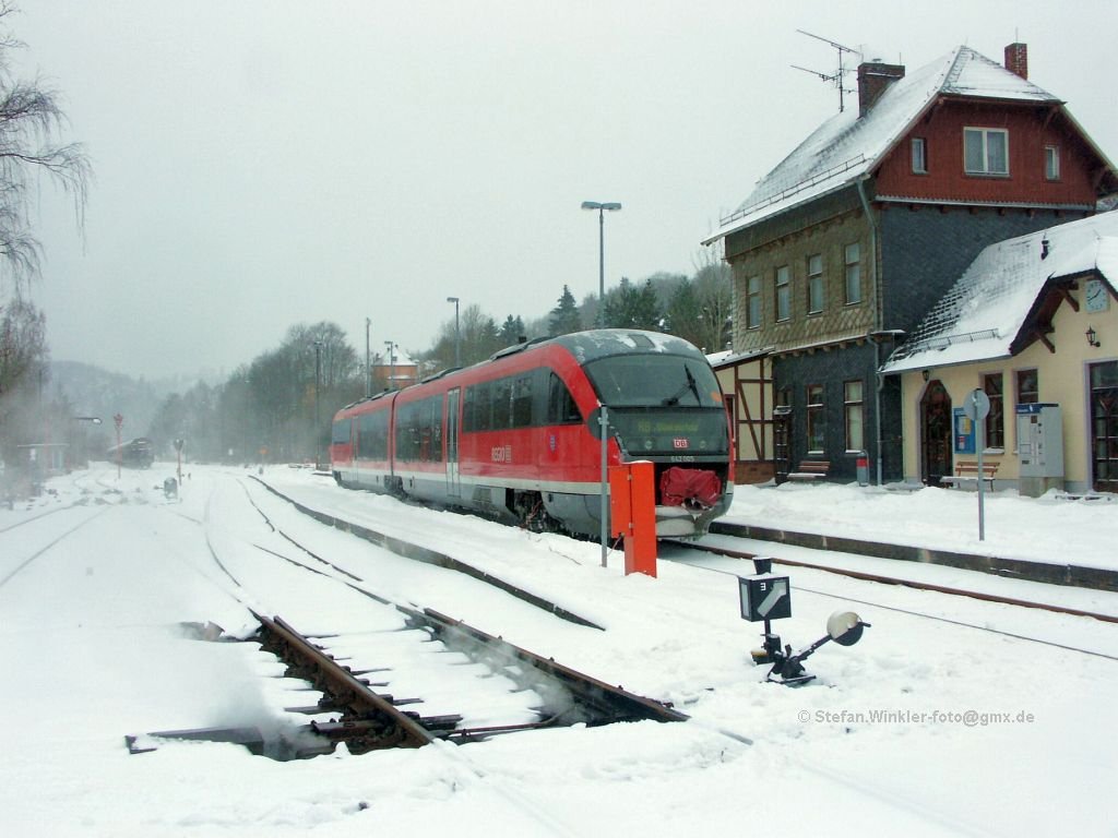 Andere Ansicht von 642 005 im Bf. Blankenstein an der Saale. 10.01.2010. Links hinten ging es frher weiter nach Bayern Richtung Marxgrn - Hof, was heutzutage Gter- und Personentransport gleichermaen gebrauchen knnten....