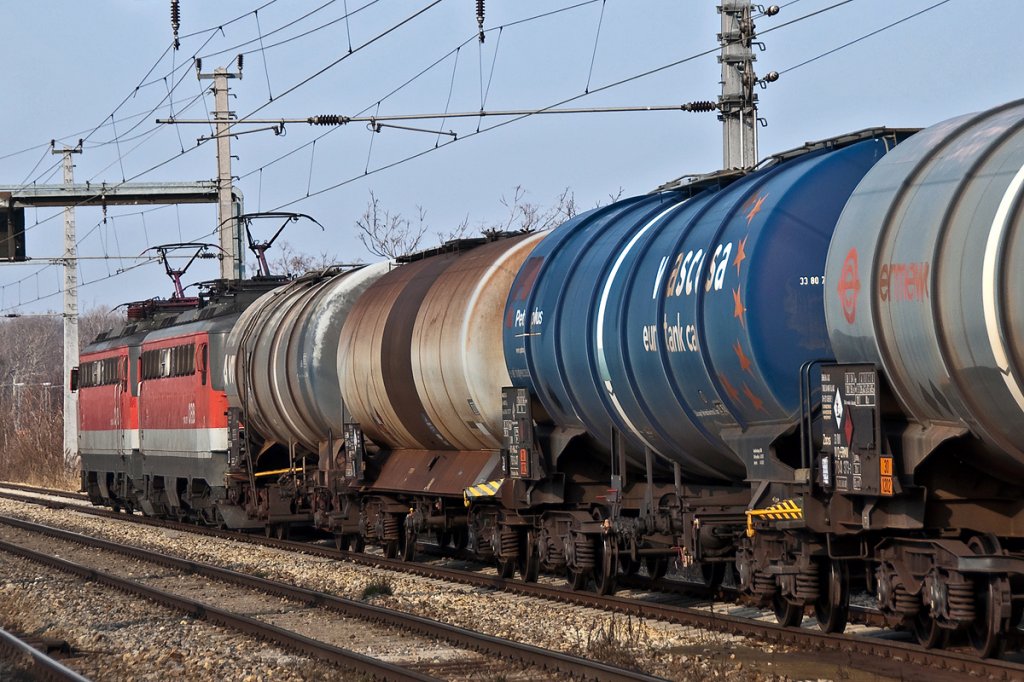 Andere Perspektive;-): Dieses 1142er Doppel war mit einem Ganzzug fr den Fotografen leider in der falschen Richtung unterwegs. Die Aufnahme enstand am Nachmittag des 23.03.2013 in Wien Haidestrae, mit Blickrichtung Wien Erdberger Lnde.