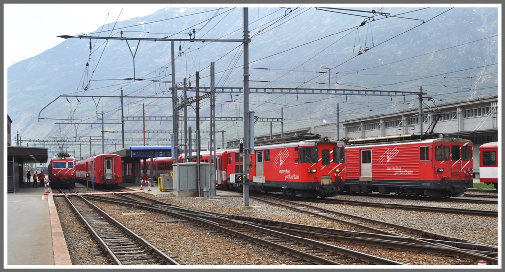 Andermatt von links nach rechts: R852 Andermatt - Disentis, R847 Disentis - Andermatt, R550 Brig - Gschenen und R555 Gschenen - Brig. (27.04.2011)