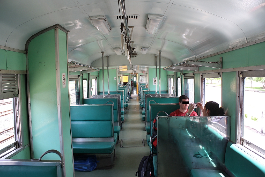 Anders als beim พซข.23 hat man beim กซข.1031 (กซข. = BPD/Bogie Power Diesel Railcar With Driving Cab, Hitachi/Nippon Sharyo, Bauj. 1971) die 3.Klasse Bestuhlung beibehalten, allerdings in bestens gepflegtem Zustand. Bild vom 17.Juni 2011 im Bf. Nong Khai kurz vor der Abfahrt als Zug 913.

