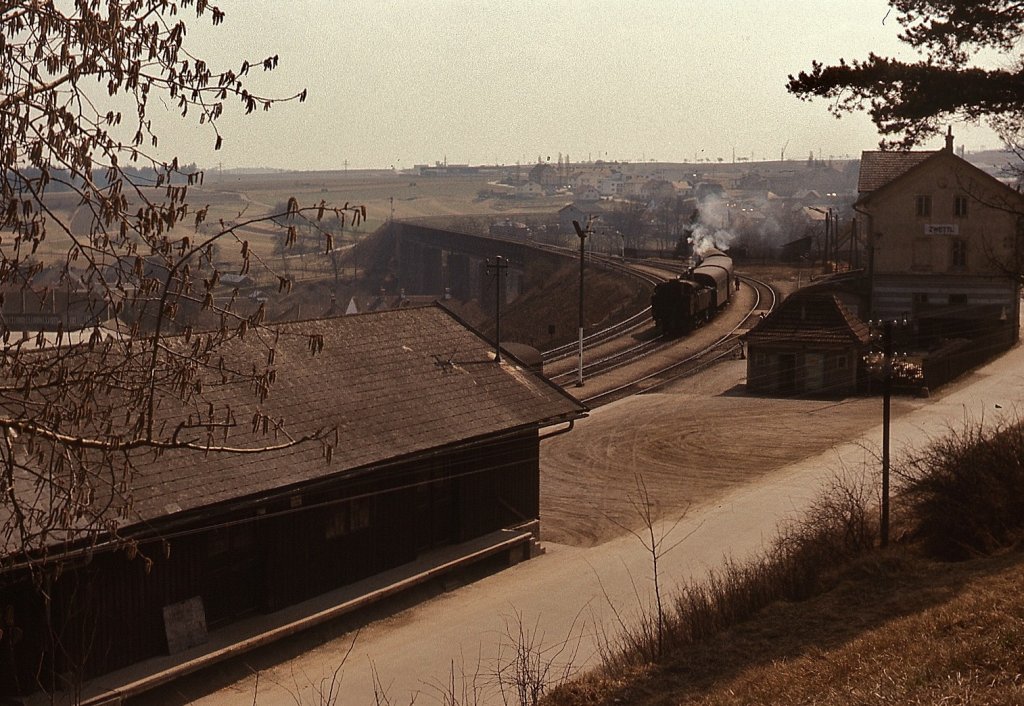 Anfang April 1975 steht eine Lokomotive der Reihe 93 mit ihrem Personenzug im Bahnhof Zwettl zur Abfahrt nach Schwarzenau bereit