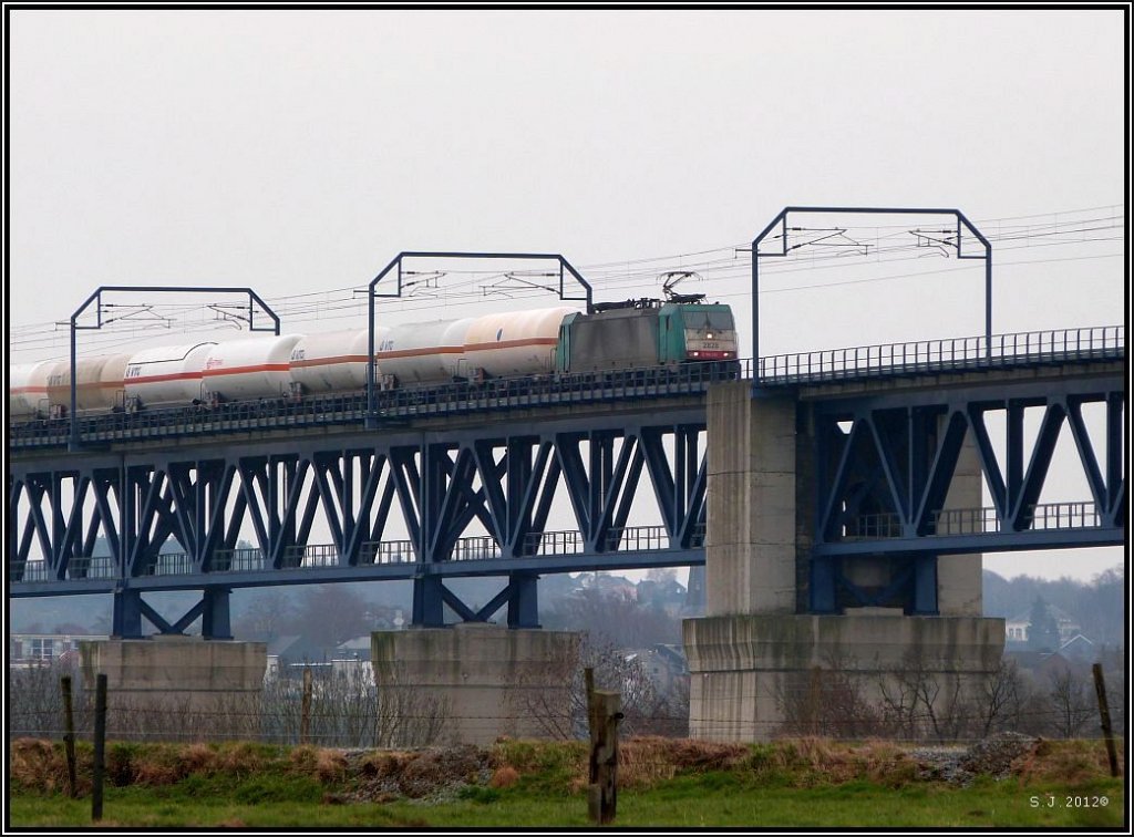 Anfang April 2012 enstand dieses Bild und zeigt eine belgische Traxx (E-186)mit einen Kesselwagenzug am Haken auf das Ghltalviadukt bei Moresnet in Belgien.