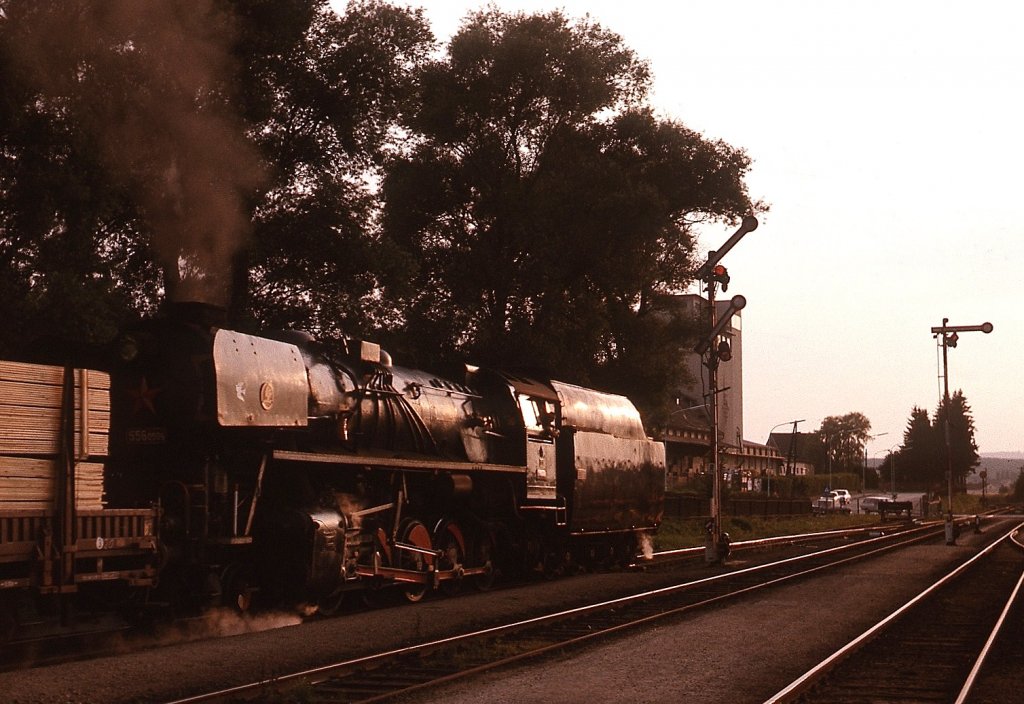 Anfang August 1975 verläßt die CSD-Lok 556 0506 Tender voraus den Bahnhof Gmünd, um nur wenige Minuten später den  Eisernen Vorhang  zu passieren und ihr Ziel Ceske Velenice zu erreichen