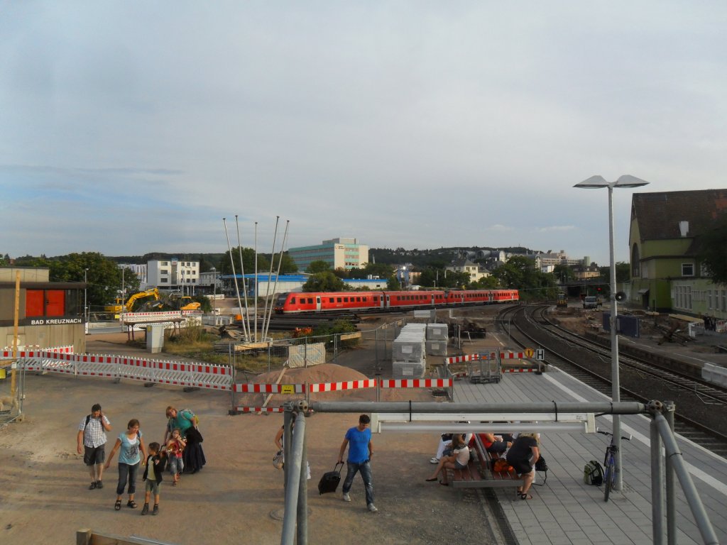 Anfang August 2012 fahrt der RE 333* in den Bad Kreuznacher Bahnhof ein. Er wird gerade modernisiert, wie man gut erkennen kann. Etwas weiter wurden neue Bahnsteige geschaffen, fr die Zeit whrend des Umbaus. Auerdem wurden statt den Unterfhrungen Holztreppen aufgebaut.