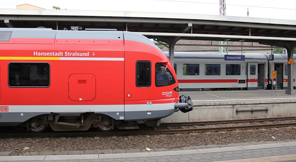 Anfang August hie es endlich: drei Wochen Urlaub! Eine davon wurde an der Ostsee verbracht, genauer: in Stralsund und Umgebung. Kurz nach der Ankunft am Urlaubsort wurde sogleich der Bahnhof aufgesucht. Dort entstand dieses Bild mit der Nase des 429 028  Hansestadt Stralsund  im Hbf Stralsund. Aufgenommen am 07.08.2011.
