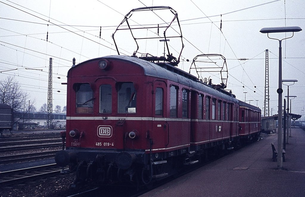 Anfang Januar 1975 steht 485 019-4 im Bahnhof Müllheim zur Abfahrt nach Neuenburg bereit