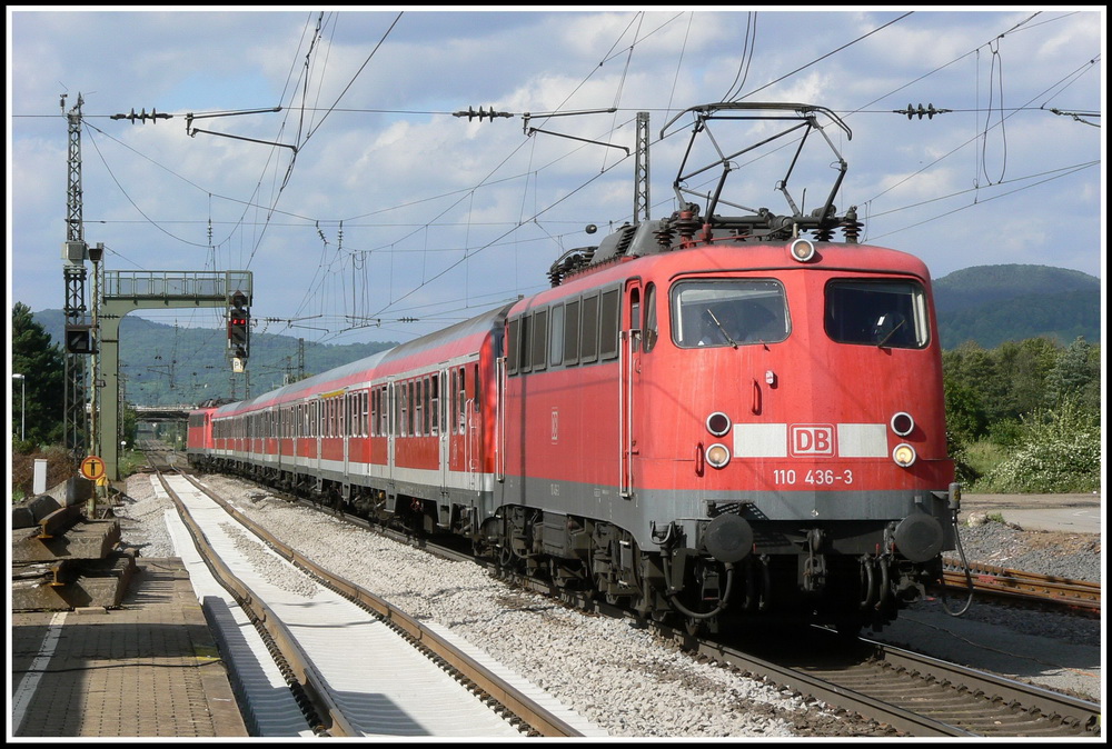 Anfang Juli 2007 wurde das Gleis zwischen Heddesheim und Ladenburg ausgetauscht, weshalb der gesamte Zugverkehr ber ein Gleis abgewickelt werden musste. Mit der RB 15463 hat 110 436 am 6.7.2007 vor dem Bahnhof Grosachsen-Heddesheim ins Gegengleis gewechselt und fhrt auf diesem bis zum nchsten Halt in Ladenburg.