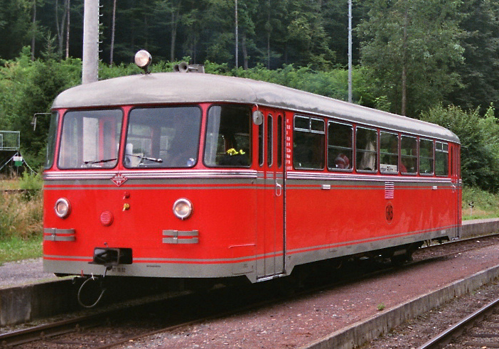 Anfang Juli 2009: Eine private Sonderfahrt mit dem VT 10 auf der Landesbahn Feldbach - Gleichenberg
(Analogaufnahme gescannt)