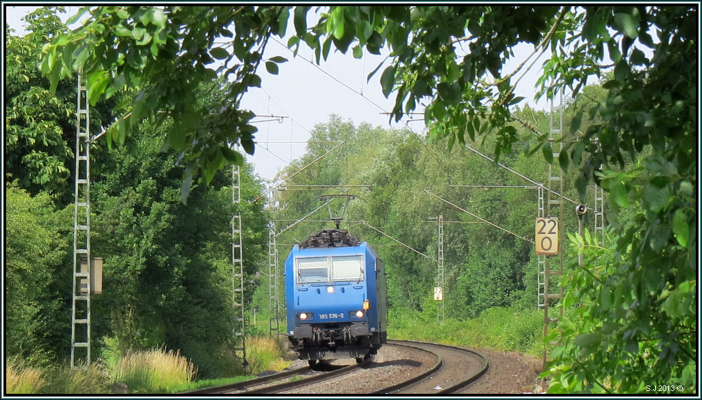 Anfang Juli 2013 kam mir die 185 536-0 vor die Linse gefahren. Bildlich festgehalten bei Rimburg auf der Kbs 485.