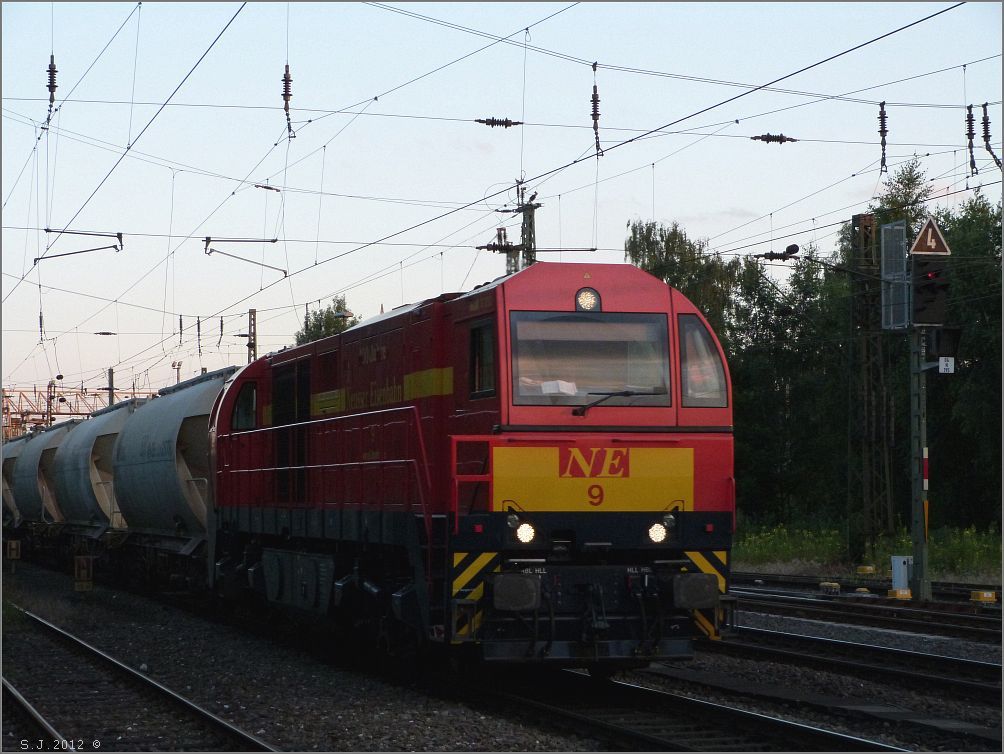 Anfang Juli kam mir die NE9 der Neusser Eisenbahn mit einem Zementzug am Haken vor 
die Linse. Location: Duisburg Wedau.