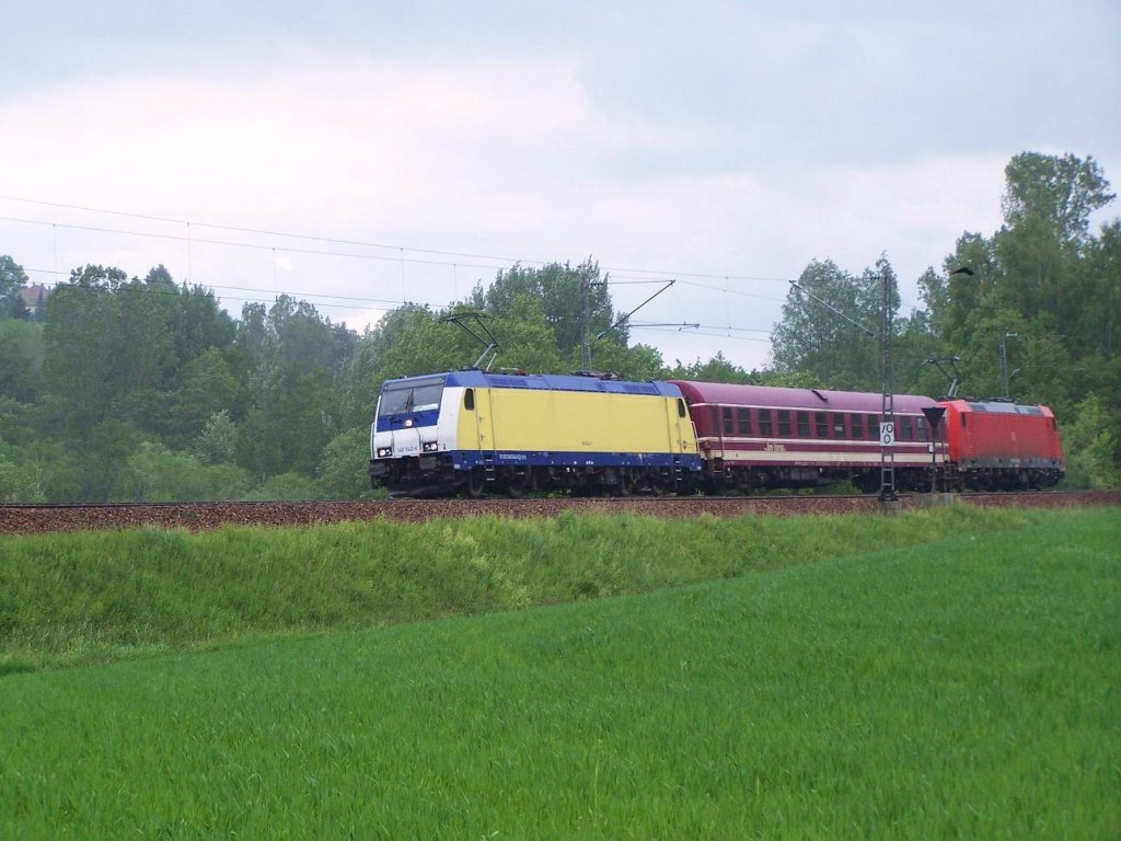 Anfang Juni 2012 fuhr ein Messzug auf der Schwarzwaldbahn. Er pendelte stndlich zwischen Triberg und St-Georgen. Der Zug besteht aus der 185 406 die an Green Cargo gehrt, und die 146 542 die uhrsprnglich an Metronom geliefert werden soll. Hier in St-Georgen am 06/06/12.